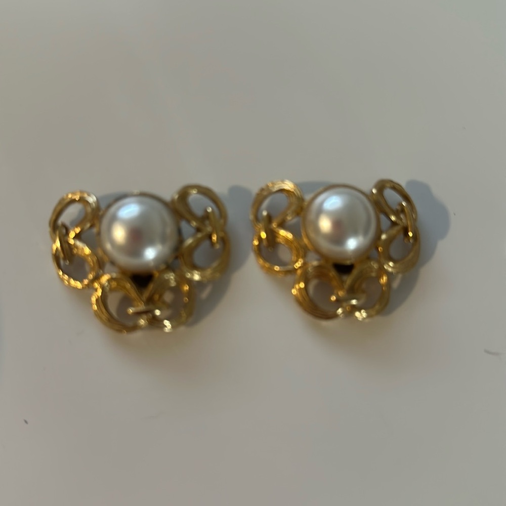 Gold Tone with Pearl Shoe
Clip Gently Used